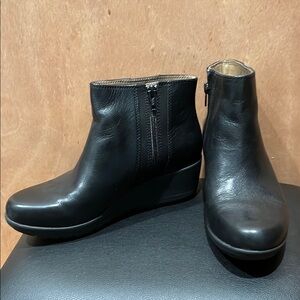 Easy Spirit- Black Leather Ankle Boots